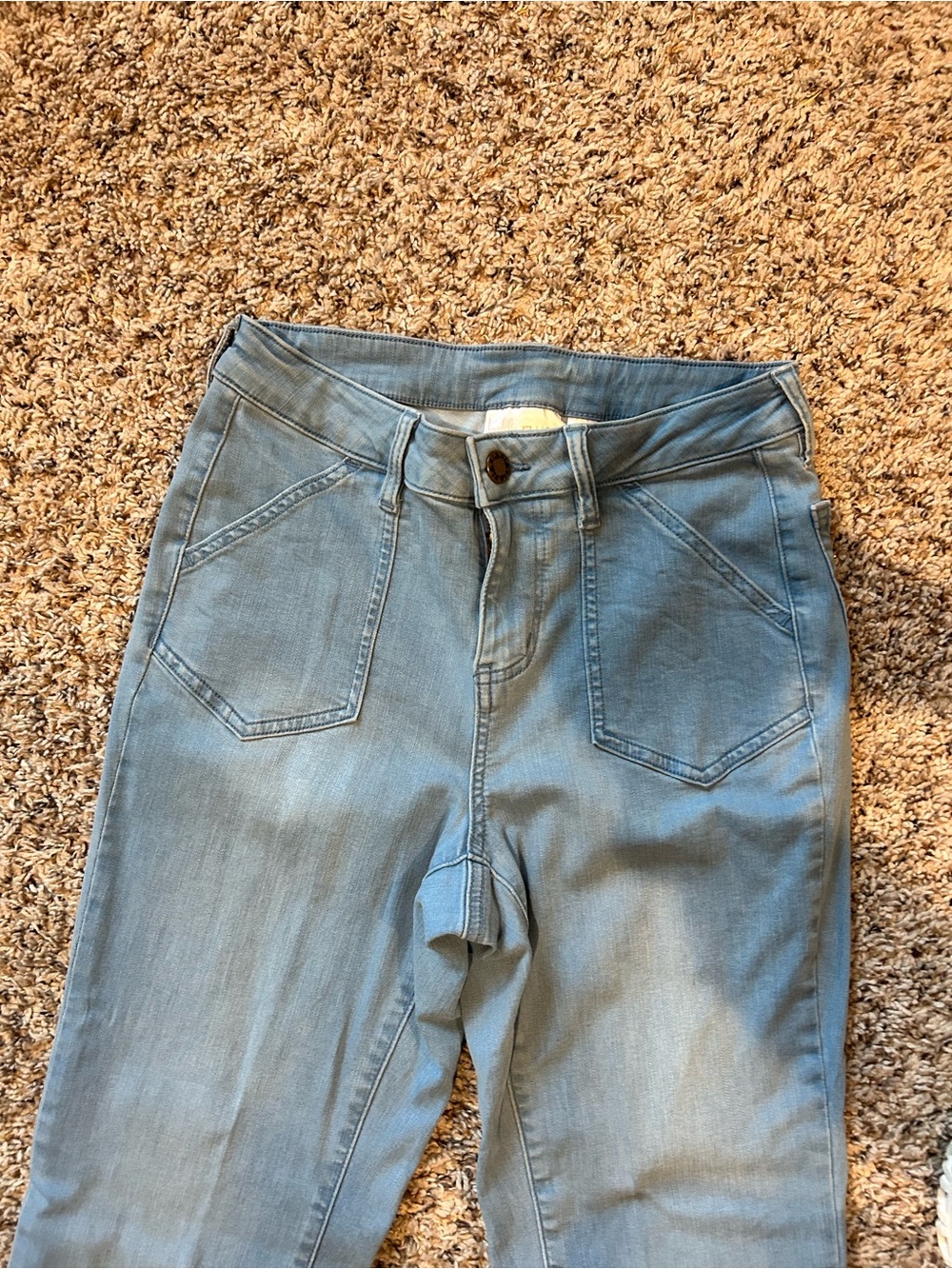 High-Rise Light Blue Women’s Jeans with Front Patch Pockets